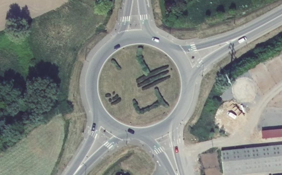 Vue aérienne du Rond-point anonyme n°425795507