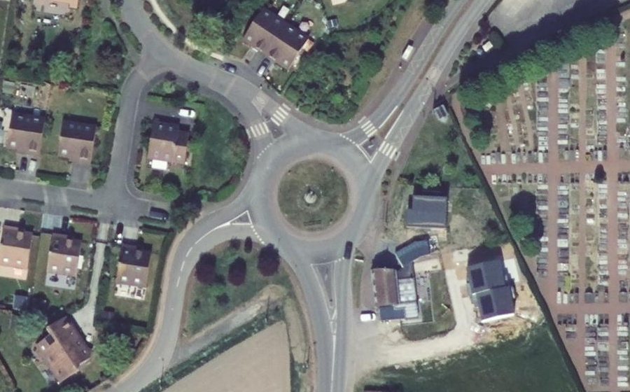 Vue aérienne du Rond-point anonyme n°425795509