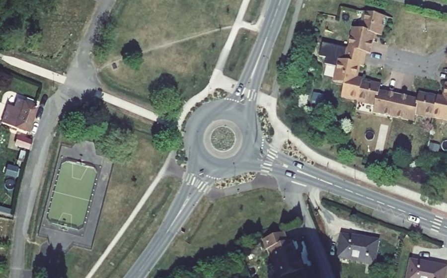 Vue aérienne du Rond-point anonyme n°425828591