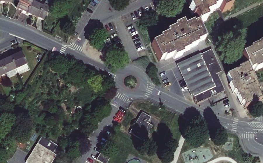 Vue aérienne du Rond-point anonyme n°42585612