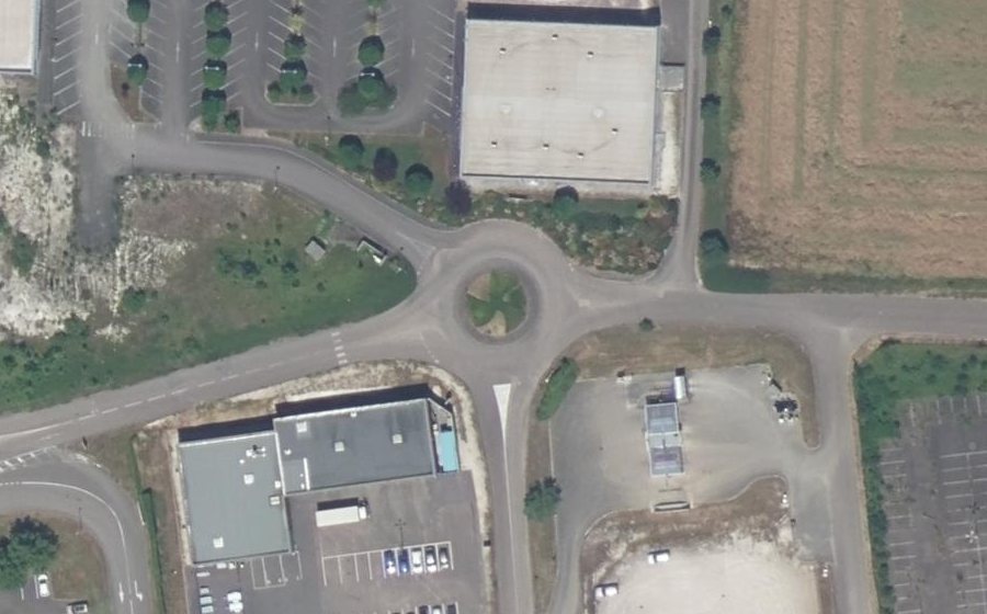Vue aérienne du Rond-point anonyme n°425998432