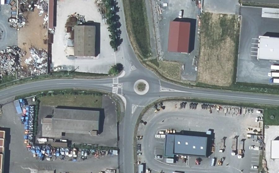 Vue aérienne du Rond-point anonyme n°426108156