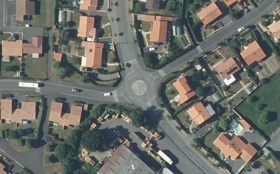 Vue aérienne du Rond-point anonyme n°426525839