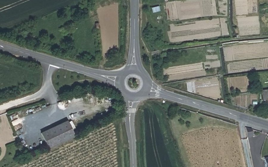 Vue aérienne du Rond-point anonyme n°426576188