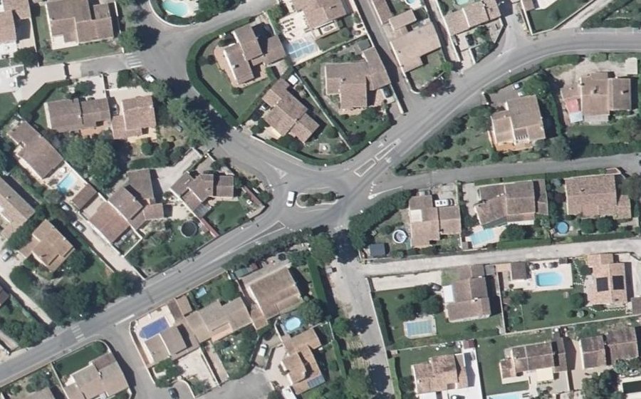 Vue aérienne du Rond-point anonyme n°426667917
