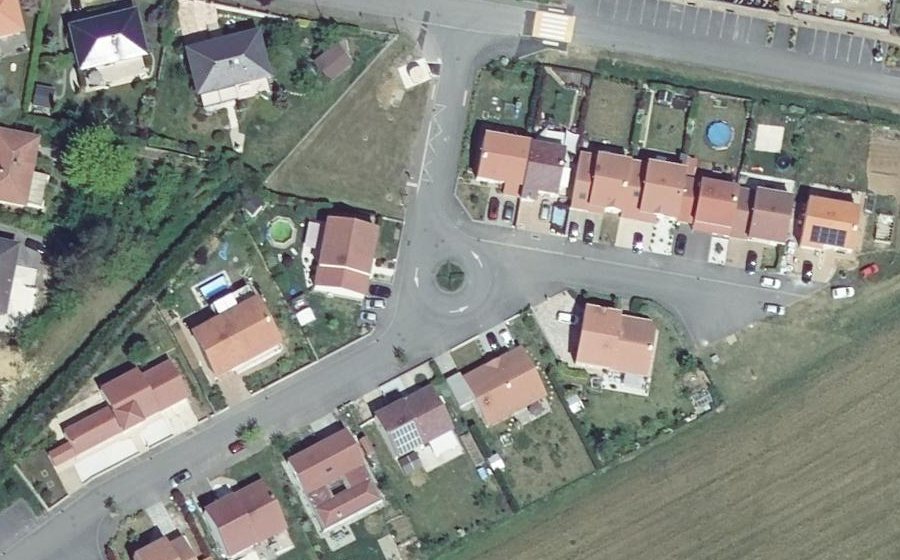 Vue aérienne du Rond-point anonyme n°426668301