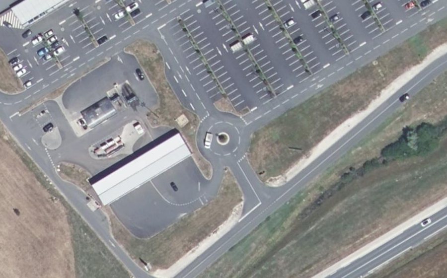 Vue aérienne du Rond-point anonyme n°426764875