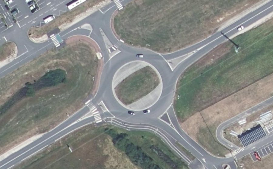 Vue aérienne du Rond-point anonyme n°426764876