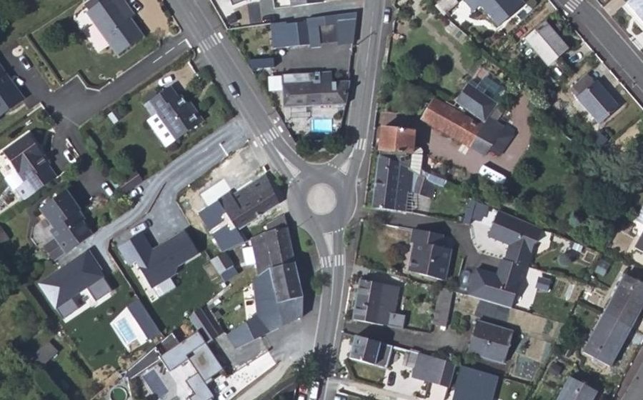 Vue aérienne du Rond-point anonyme n°426779241