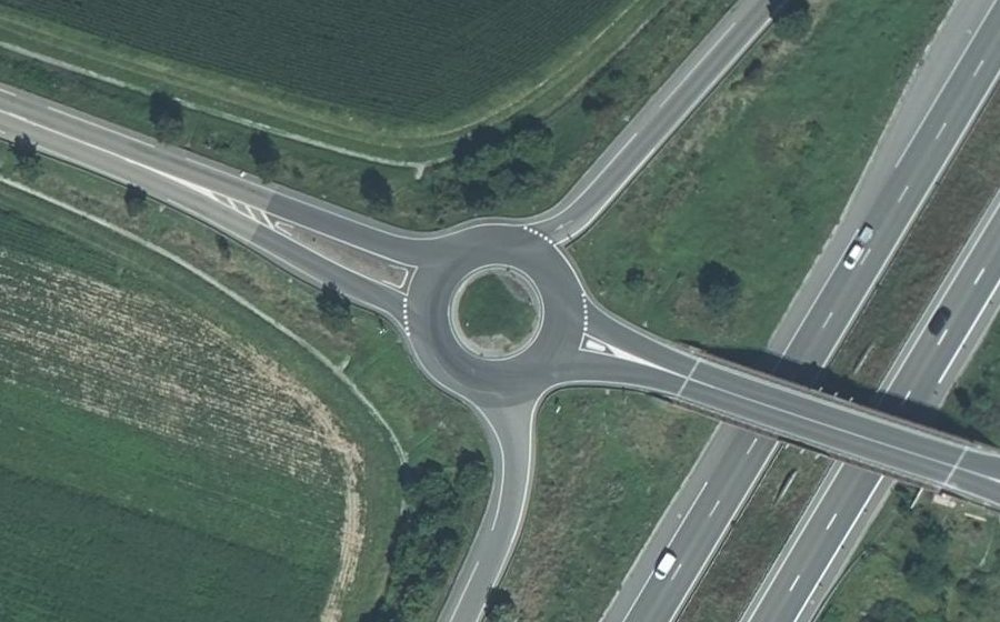 Vue aérienne du Rond-point anonyme n°42679300