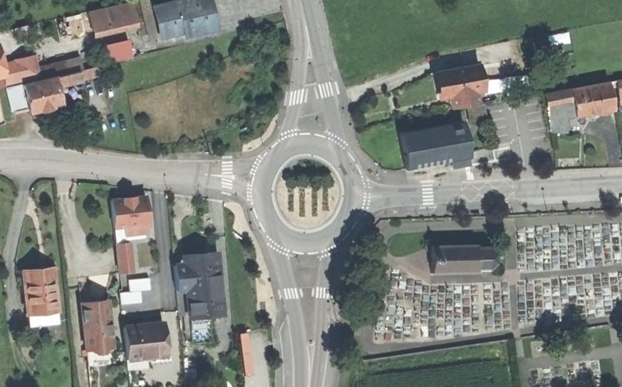Vue aérienne du Rond-point anonyme n°42679648