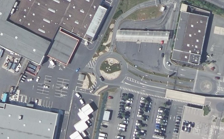Vue aérienne du Rond-point anonyme n°42689717