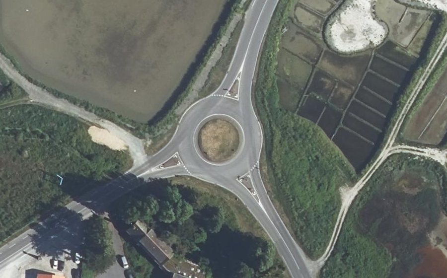 Vue aérienne du Rond-point anonyme n°426987924