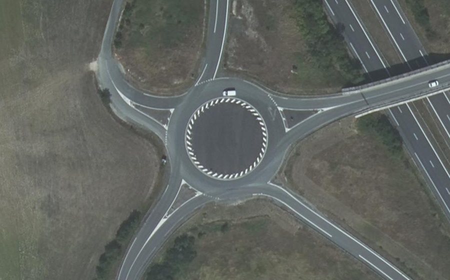 Vue aérienne du Rond-point anonyme n°42704440