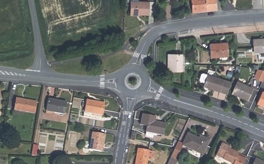 Vue aérienne du Rond-point anonyme n°427054184