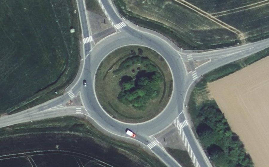 Vue aérienne du Rond-point anonyme n°427235322