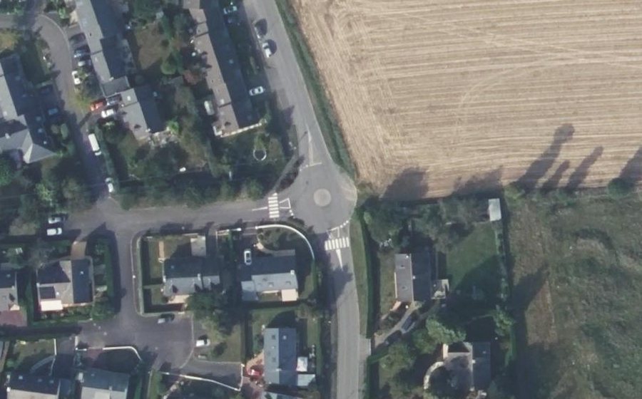 Vue aérienne du Rond-point anonyme n°427485459