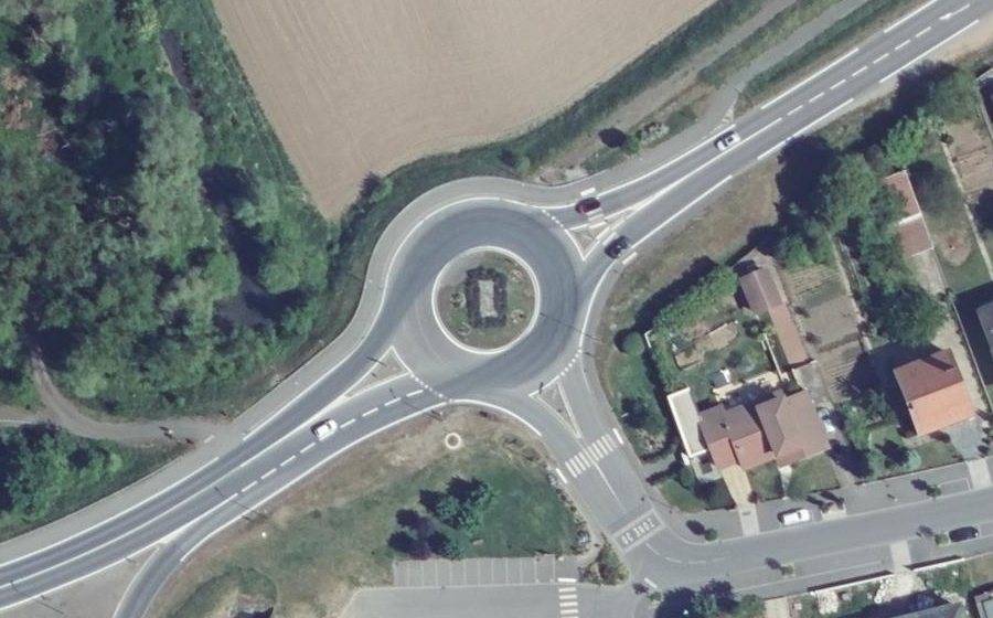 Vue aérienne du Rond-point anonyme n°427505185