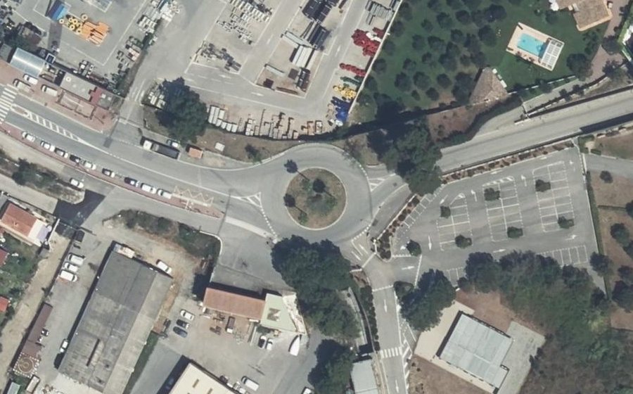 Vue aérienne du Rond-point anonyme n°427583705