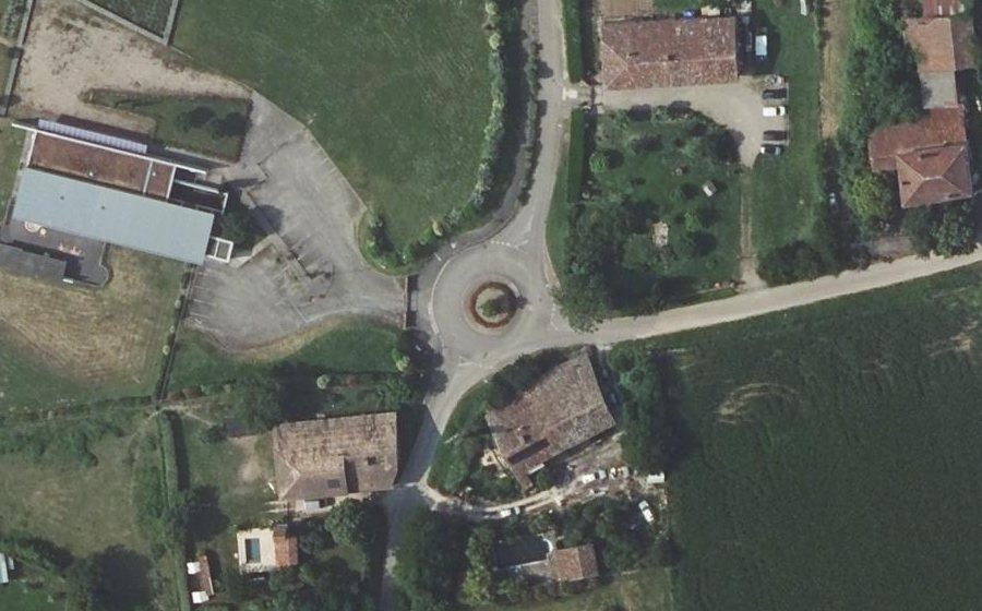 Vue aérienne du Rond-point anonyme n°427672940