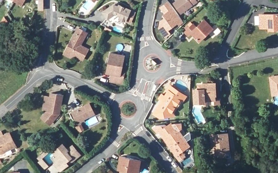 Vue aérienne du Rond-point anonyme n°427810538