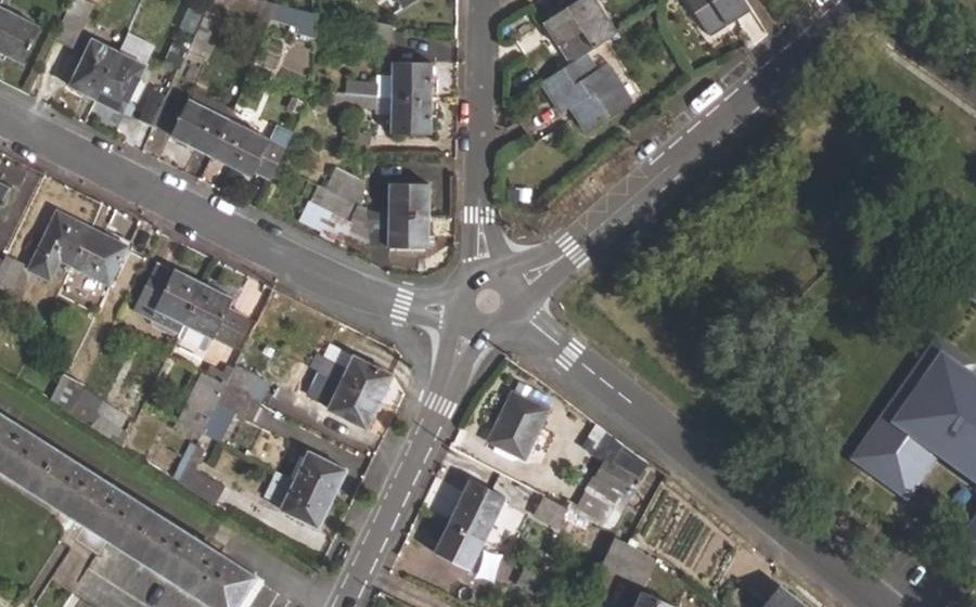 Vue aérienne du Rond-point anonyme n°427815320