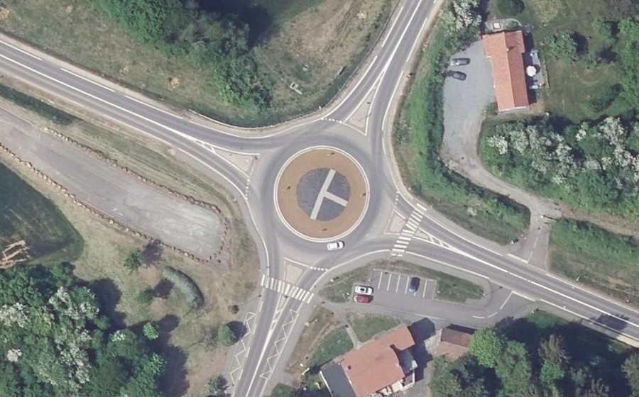 Vue aérienne du Rond-point anonyme n°427834299