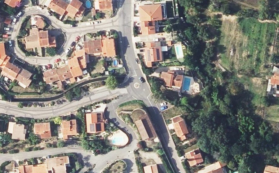 Vue aérienne du Rond-point anonyme n°427849201
