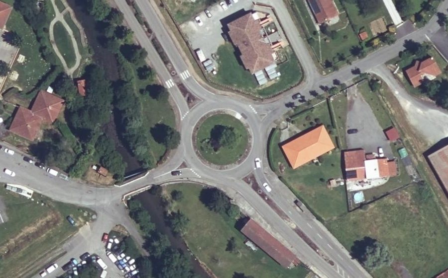 Vue aérienne du Rond-point anonyme n°427999508
