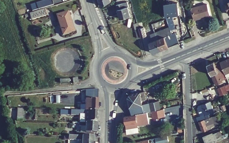 Vue aérienne du Rond-point anonyme n°42800835