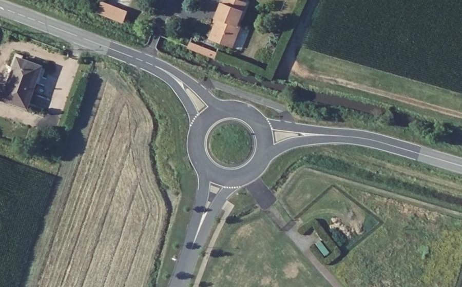 Vue aérienne du Rond-point anonyme n°428042762