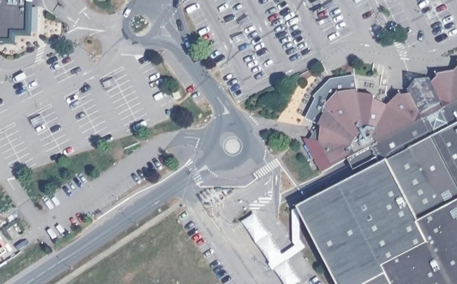Vue aérienne du Rond-point anonyme n°428316174
