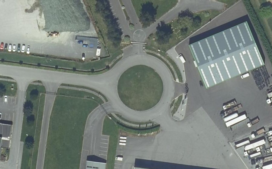 Vue aérienne du Rond-point anonyme n°428429168