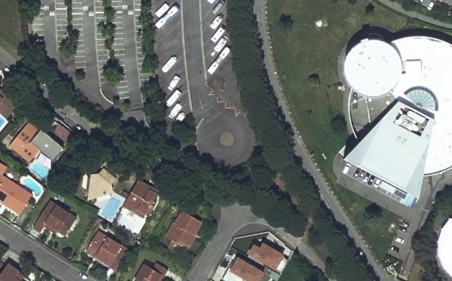Vue aérienne du Rond-point anonyme n°428461126
