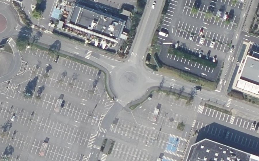 Vue aérienne du Rond-point anonyme n°428475867