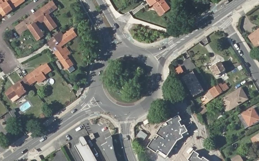 Vue aérienne du Rond-point anonyme n°428486896