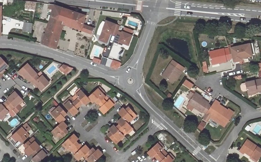 Vue aérienne du Rond-point anonyme n°428725587