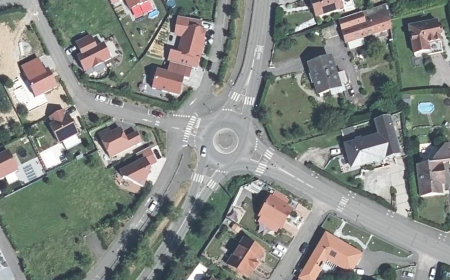 Vue aérienne du Rond-point anonyme n°428807631