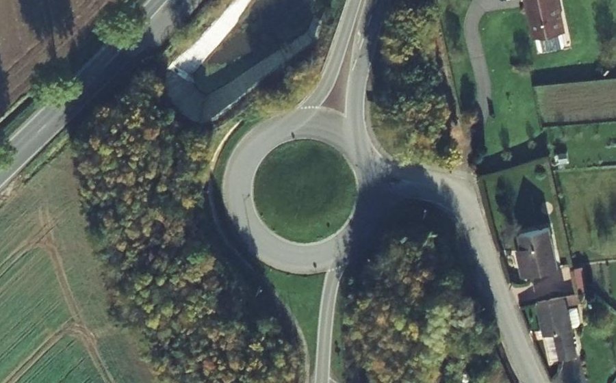 Vue aérienne du Rond-point anonyme n°42882541