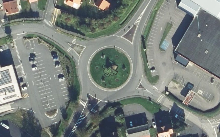 Vue aérienne du Rond-point anonyme n°42882544
