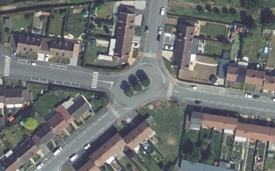 Vue aérienne du Rond-point anonyme n°428852975