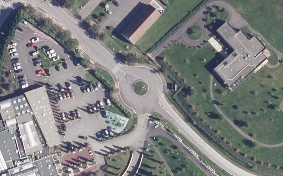 Vue aérienne du Rond-point anonyme n°428874063