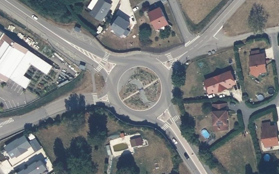 Vue aérienne du Rond-point anonyme n°428889459