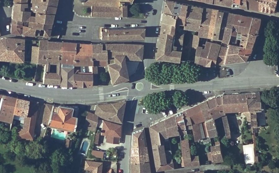 Vue aérienne du Rond-point anonyme n°428944796