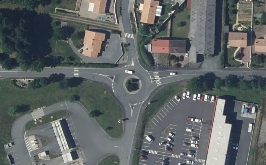 Vue aérienne du Rond-point anonyme n°429047961