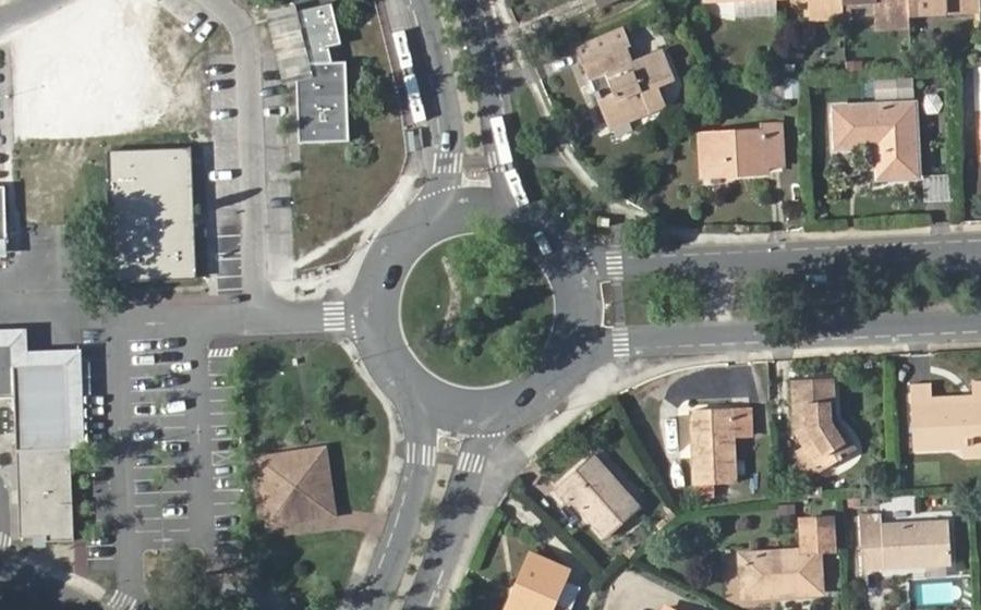 Vue aérienne du Rond-point anonyme n°429065354