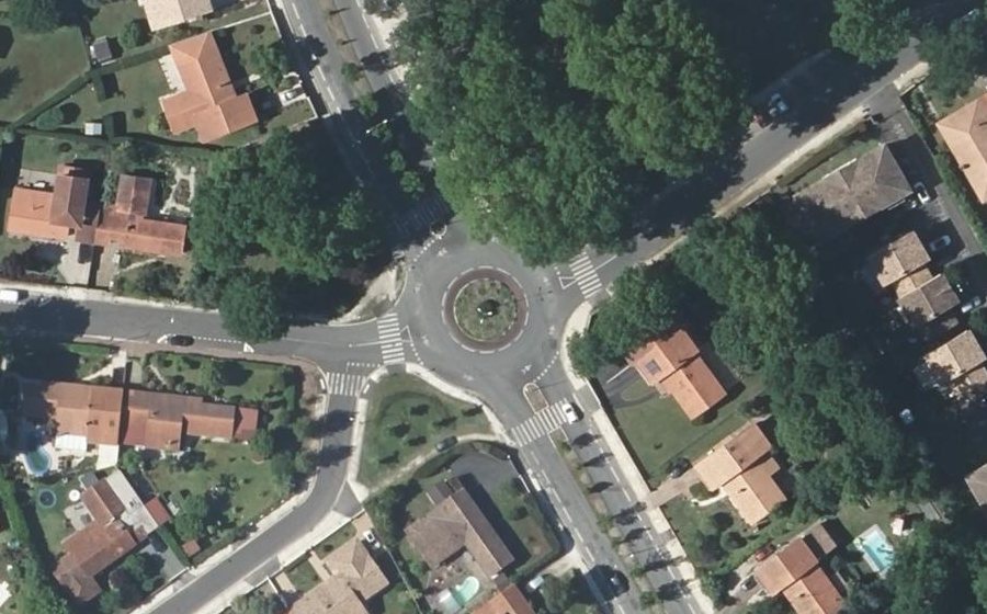 Vue aérienne du Rond-point anonyme n°429065355