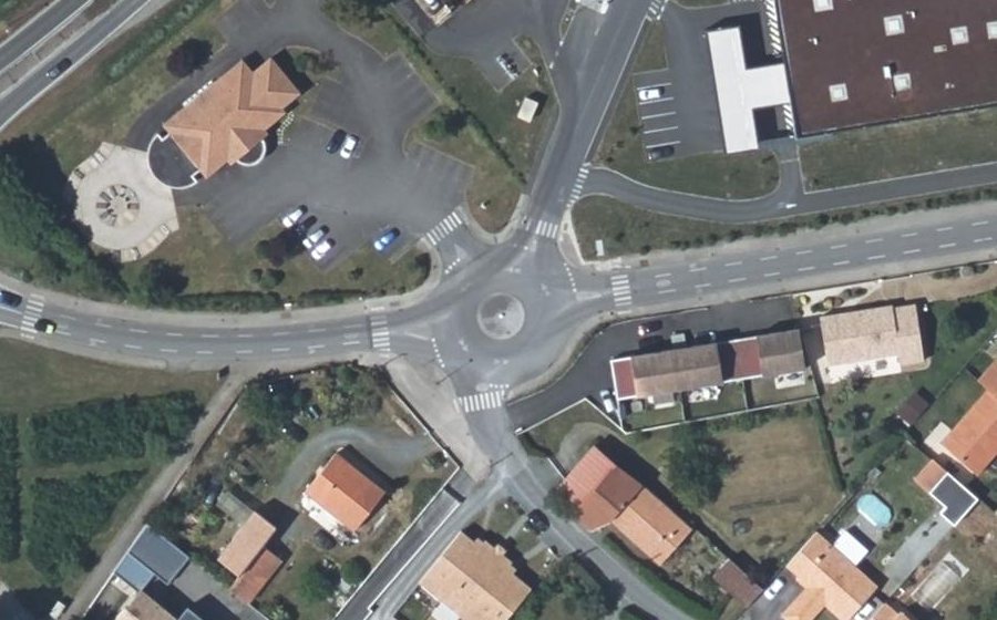 Vue aérienne du Rond-point anonyme n°429074458