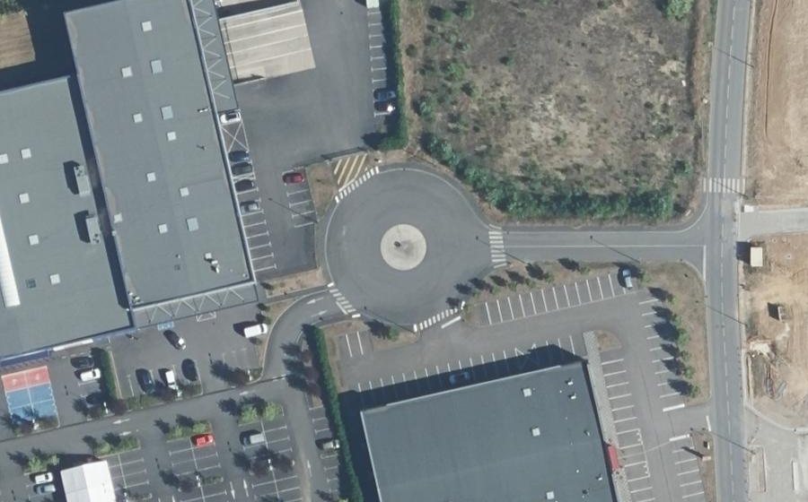 Vue aérienne du Rond-point anonyme n°429205555