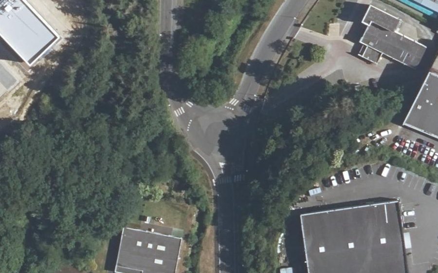 Vue aérienne du Rond-point anonyme n°429267260